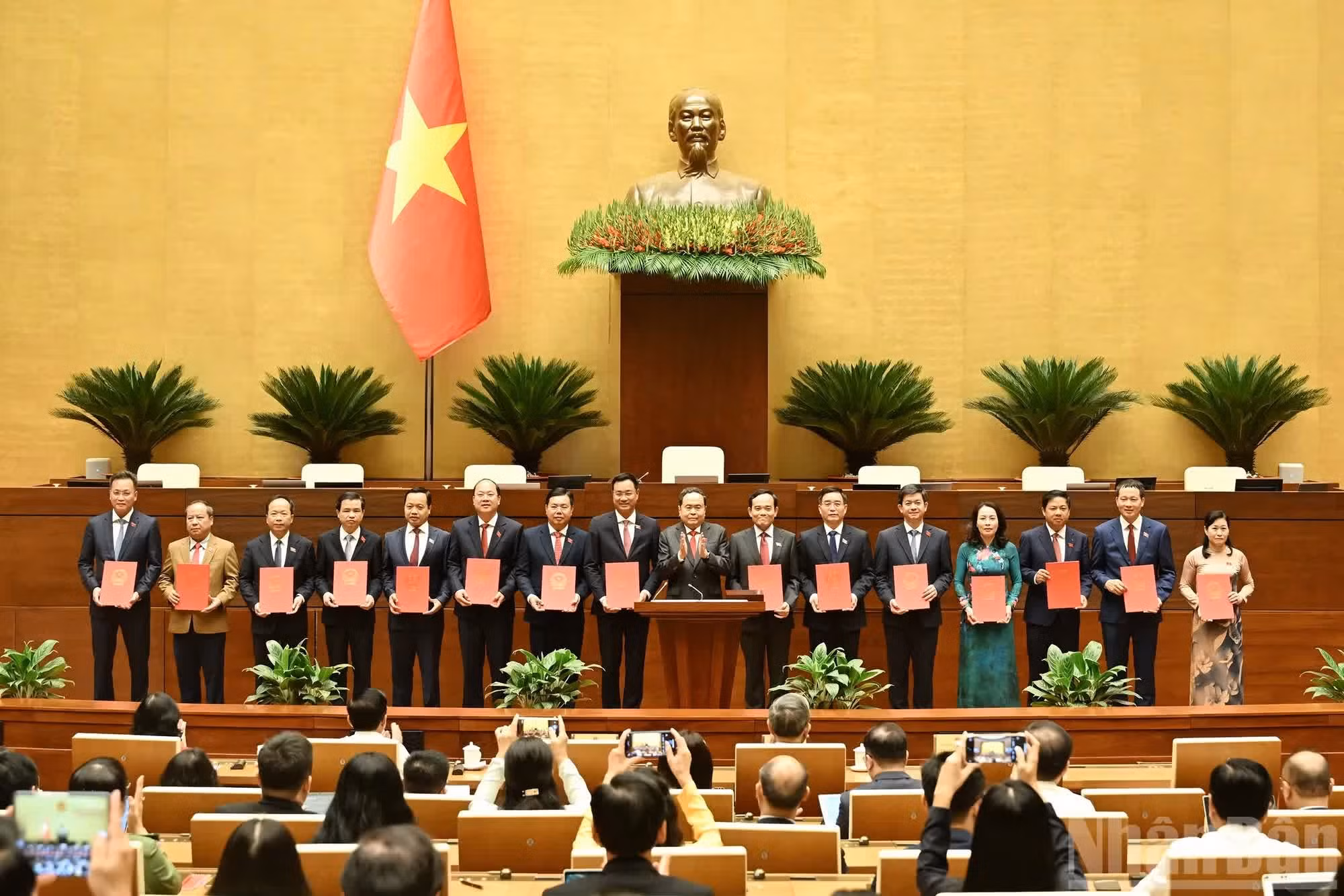 国会主席陈青敏向各国会代表团团长颁发批准决议。