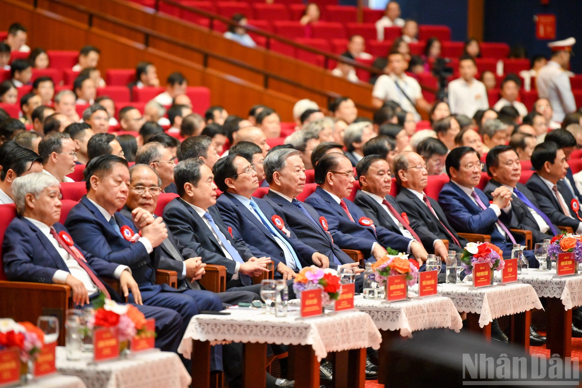 党和国家领导人和各位代表出席纪念典礼。 党和国家领导人和各位代表出席纪念典礼。