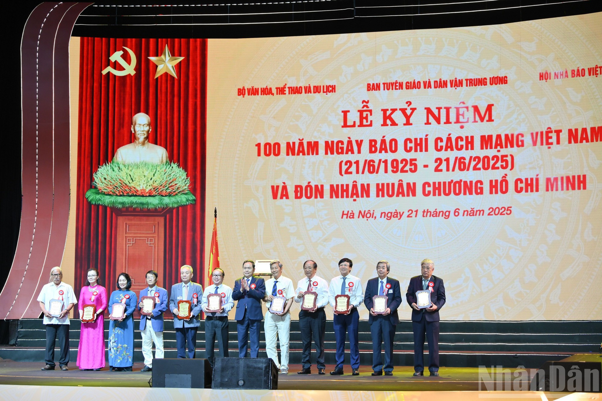 国会主席陈青敏向资深记者授予纪念章。 国会主席陈青敏向资深记者授予纪念章。