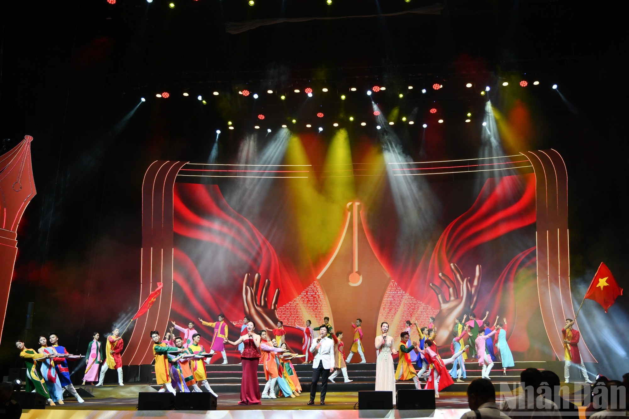 典礼上表演的艺术节目。 典礼上表演的艺术节目。