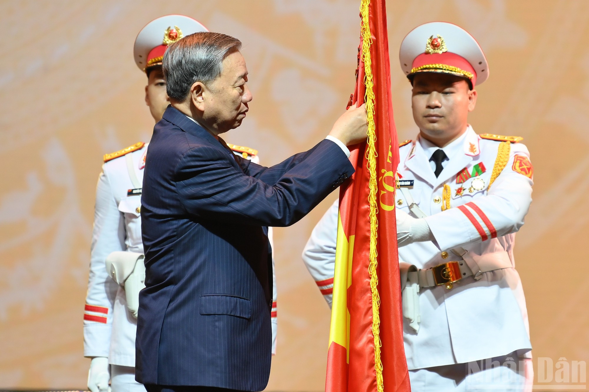 苏林总书记将胡志明勋章佩戴在越南革命报刊传统旗帜上。 苏林总书记将胡志明勋章佩戴在越南革命报刊传统旗帜上。