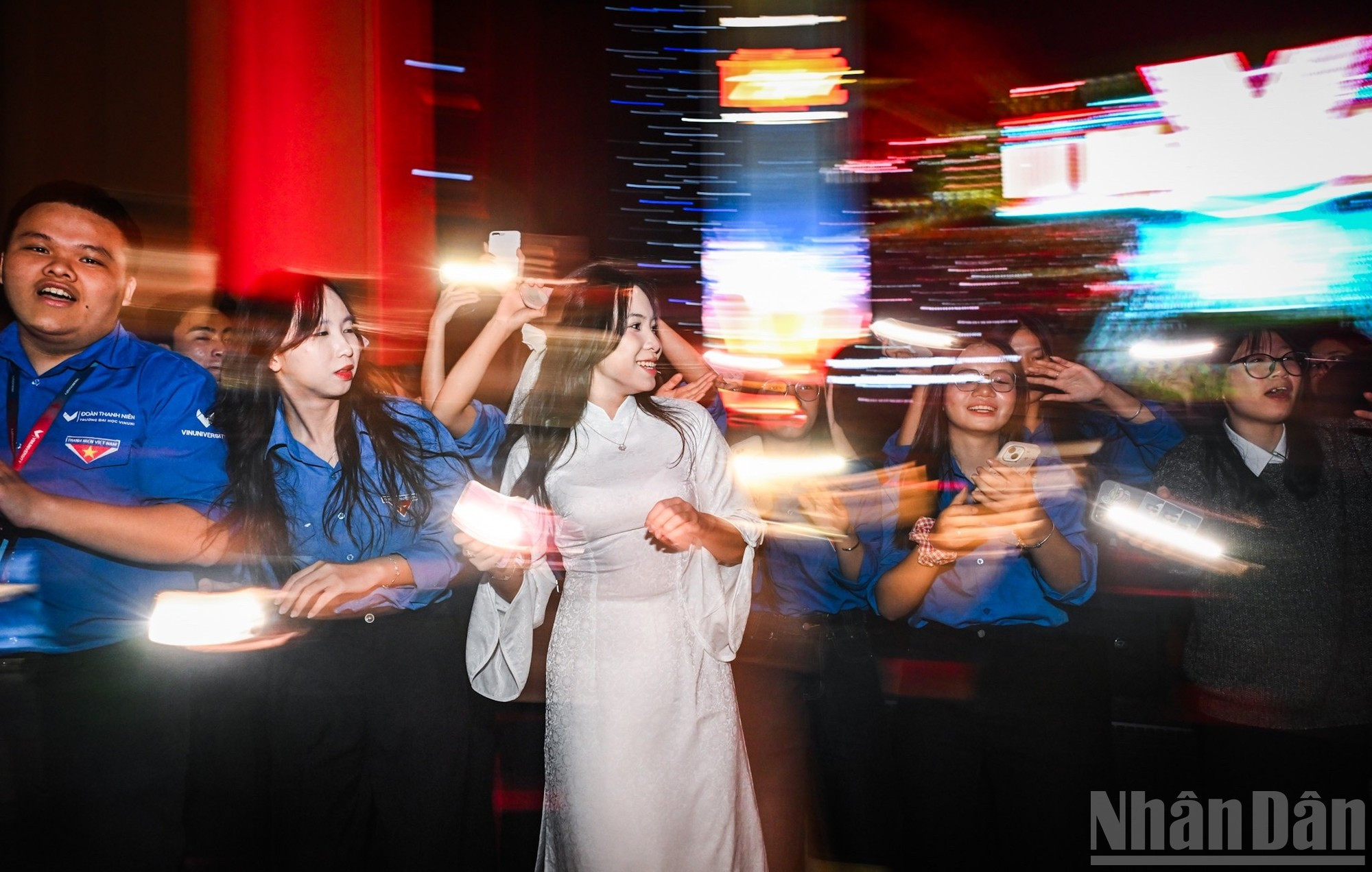 所有人都与这种节奏和谐一致——那就是对祖国的热爱。