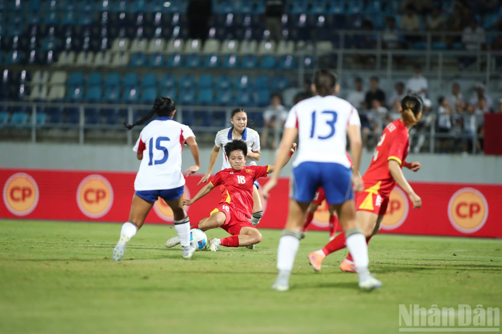 越南国家女足队的防守非常专注，有效地化解了菲律宾队的反击。