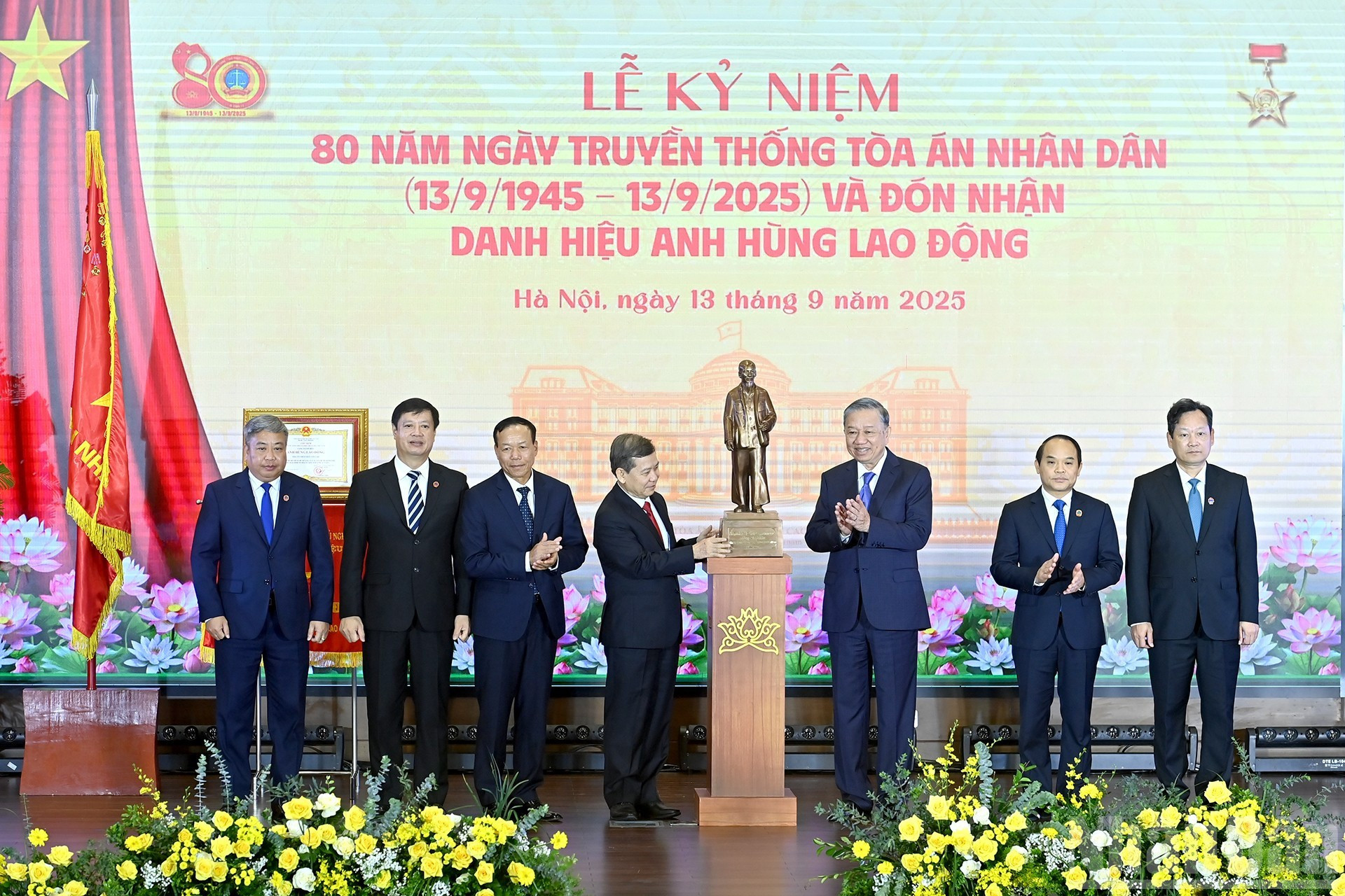 苏林总书记向最高人民法院赠送胡志明主席铜像。 苏林总书记向最高人民法院赠送胡志明主席铜像。