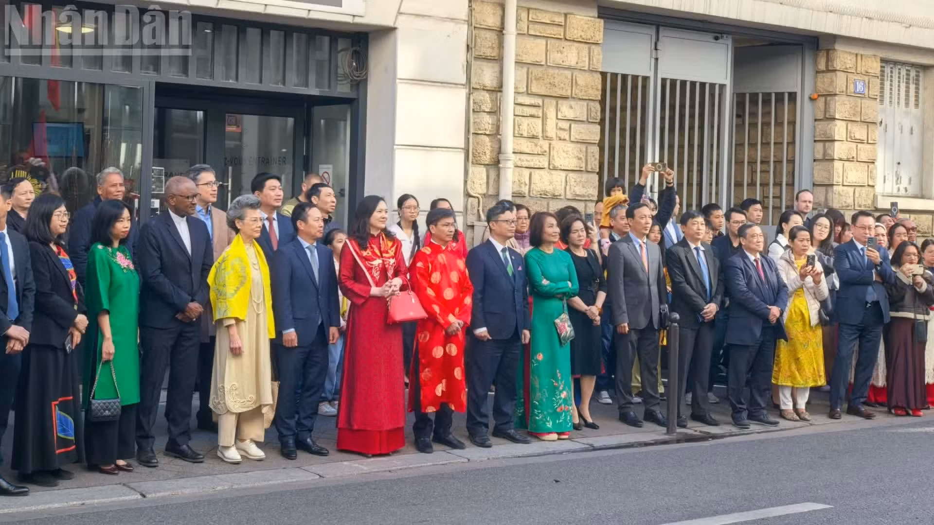越南驻法国特命全权大使郑德海和夫人；越南常驻联合国教科文组织大使兼团长阮氏文英；越南驻法国旅游大使阿诺亚·苏珊娜·杜索尔以及在法越南各代民众和国际友人出席活动。