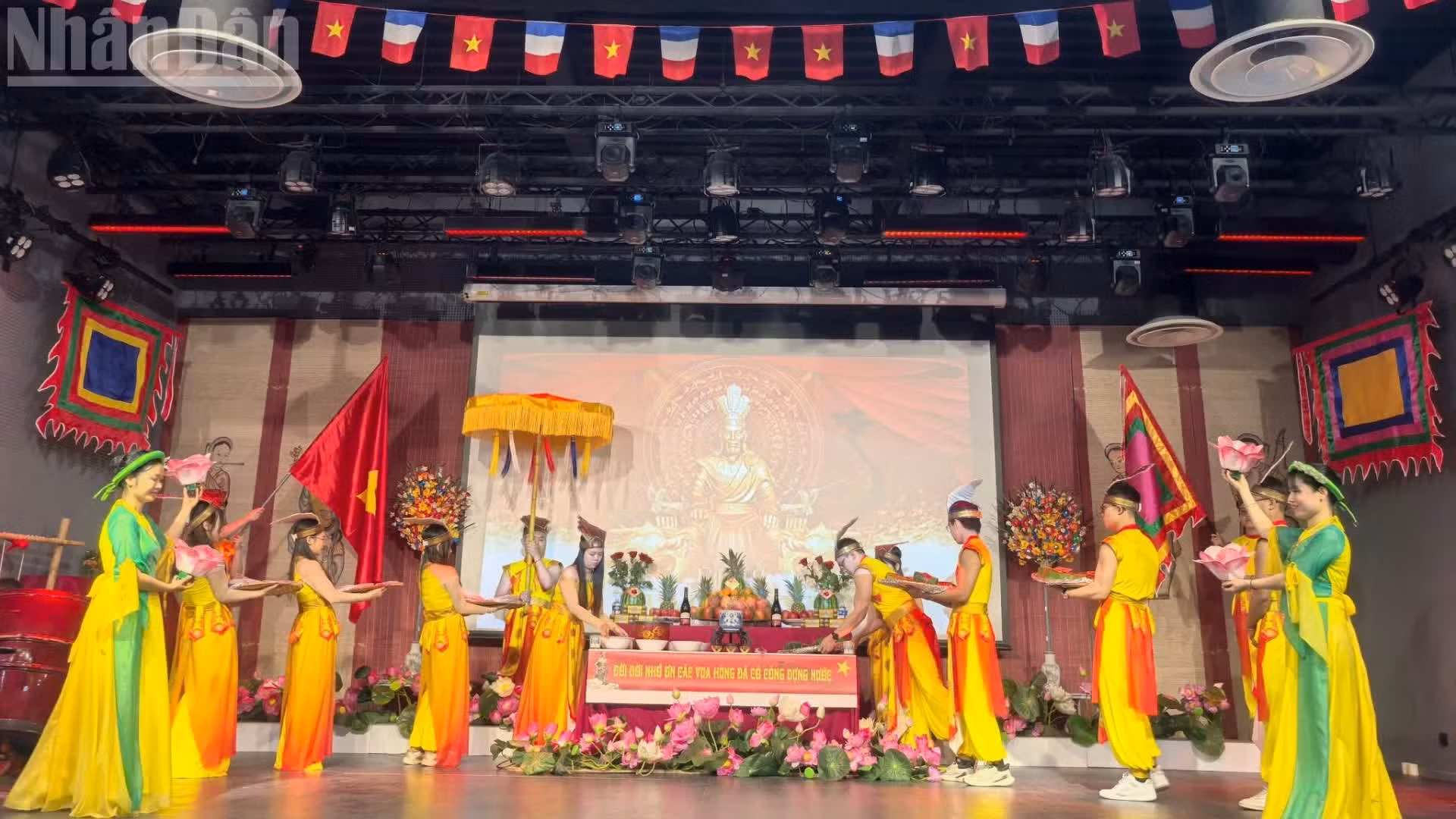 法国越南文化中心已备好18对粽子和糍粑，用于供奉雄王。