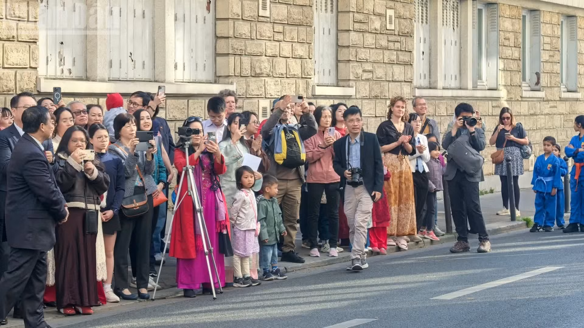 在这个重大而神圣的节日里，众多在法越南人和当地民众的参与，正是团结精神的生动体现，彰显了深厚的饮水思源之情和民族自豪感。