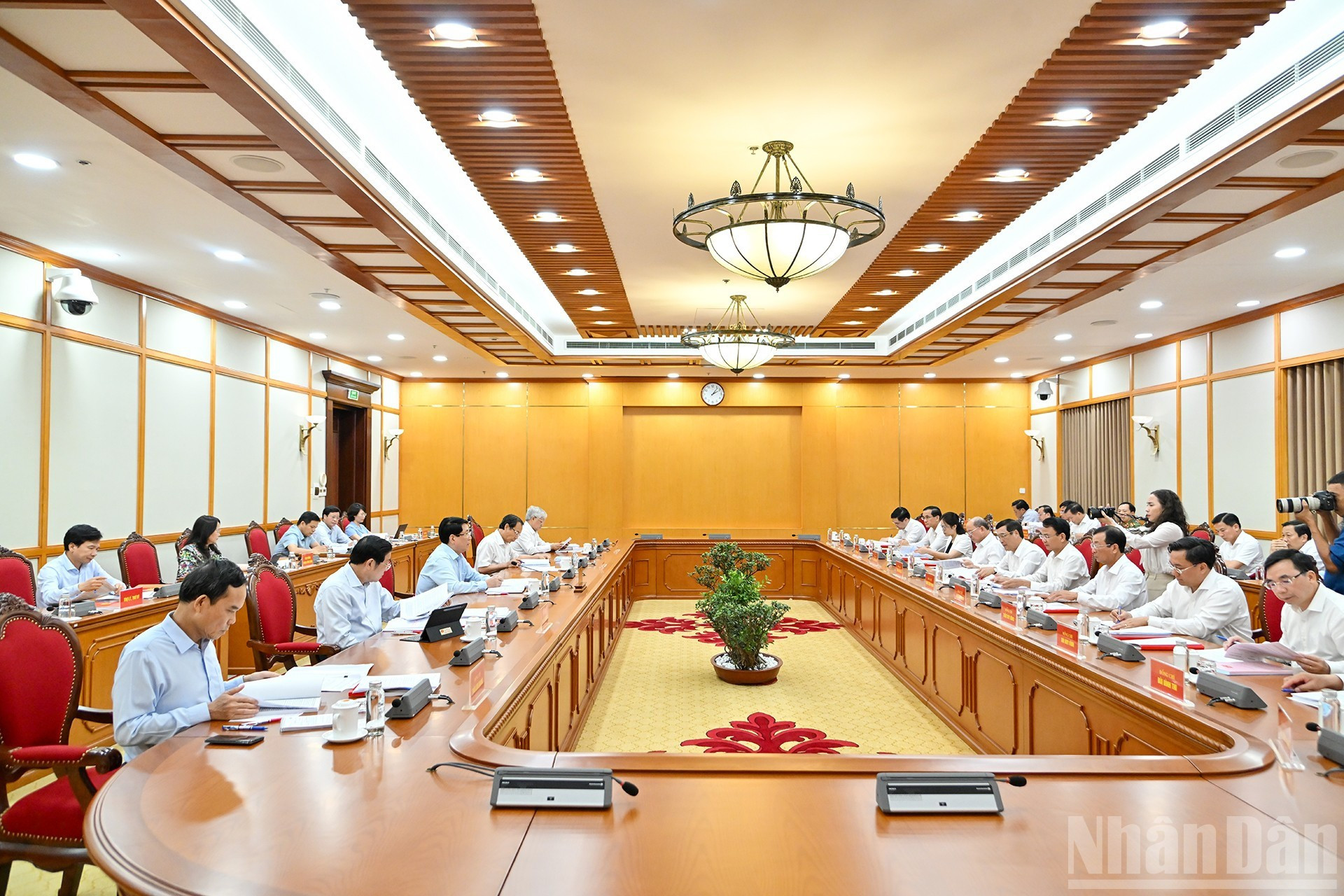 中央政治局与富寿省省委常委会进行的工作会议场景。 中央政治局与富寿省省委常委会进行的工作会议场景。