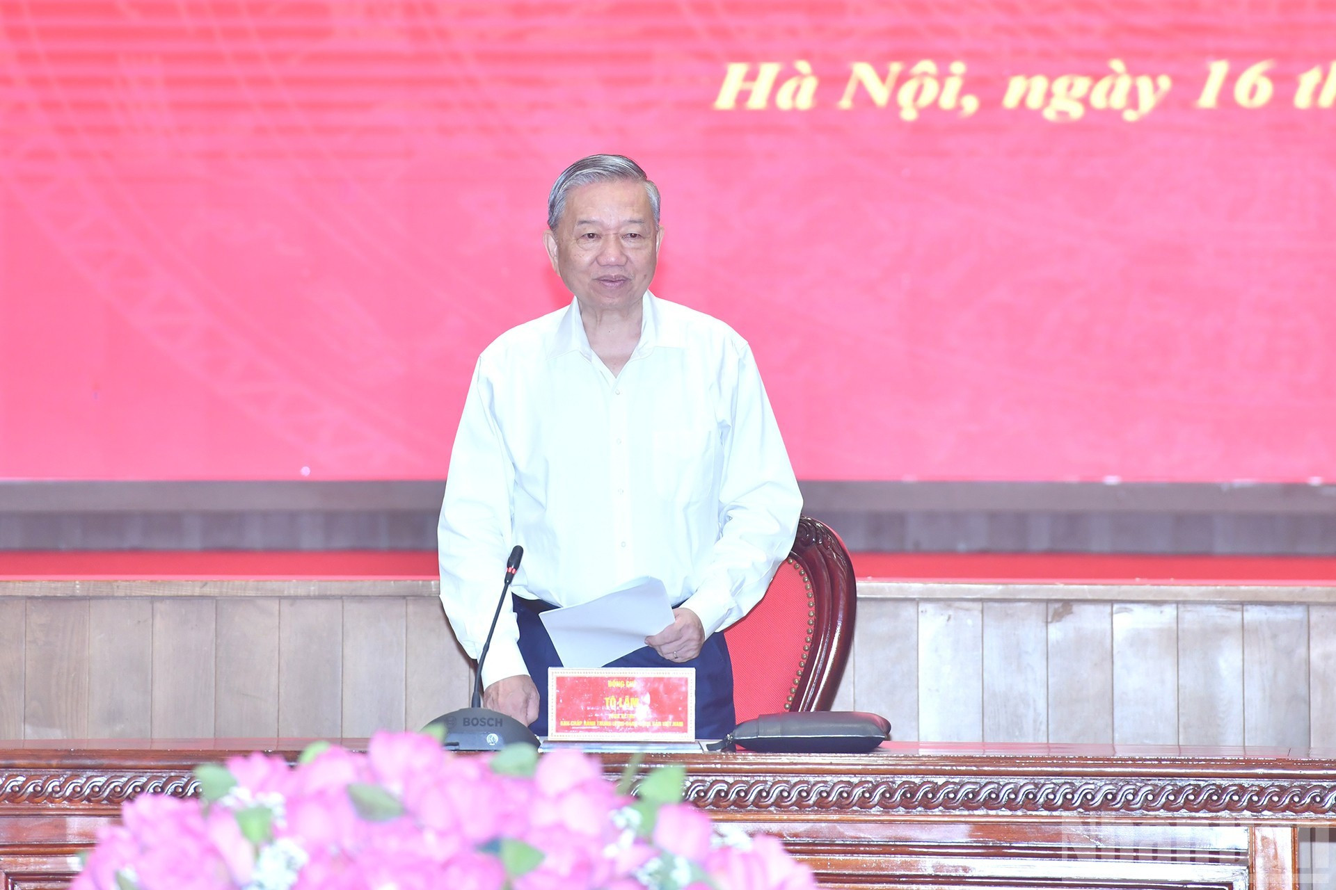 苏林总书记在会上发表讲话。 苏林总书记在会上发表讲话。