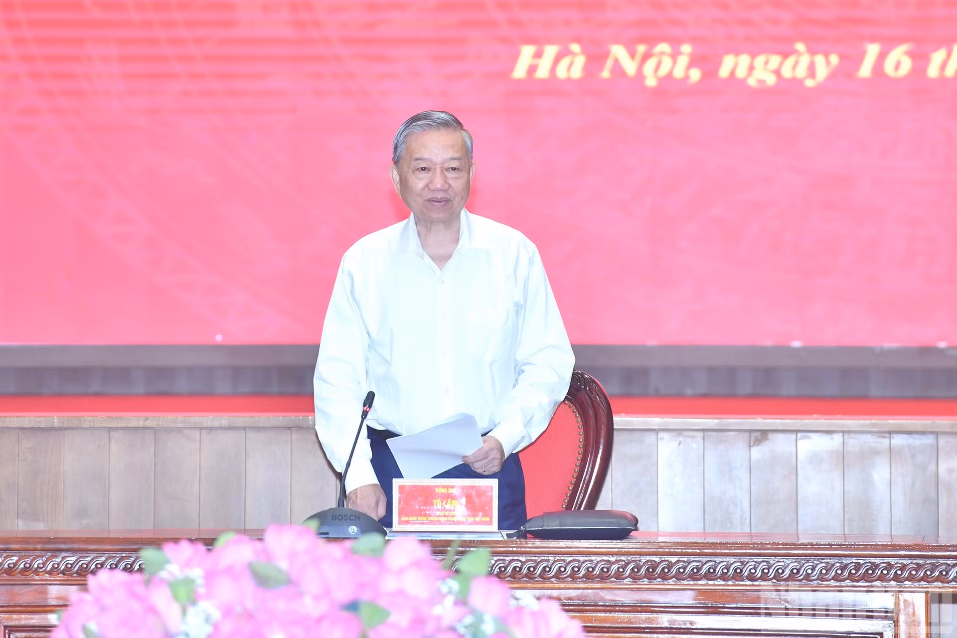 苏林总书记在会上发表讲话。