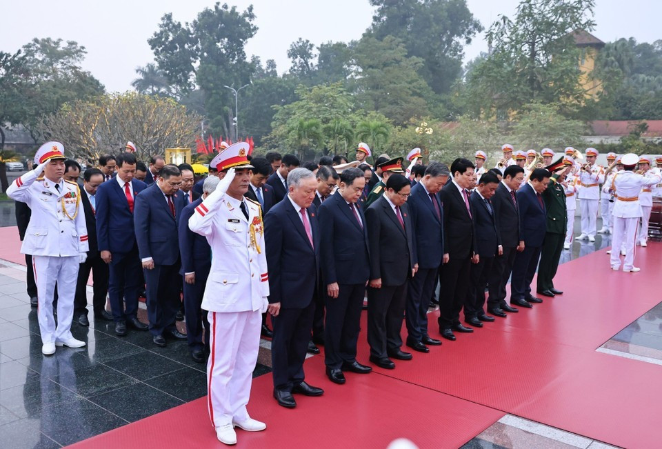 越共中央总书记苏林同党和国家领导同志以及出席越南共产党第十四次全国代表大会的代表前往胡志明主席陵敬献花圈并在北山英雄烈士纪念碑上香。