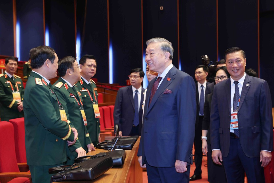 越共中央总书记苏林同党和国家领导同志以及出席越南共产党第十四次全国代表大会的代表前往河内国家会议中心出席大会预备会议。