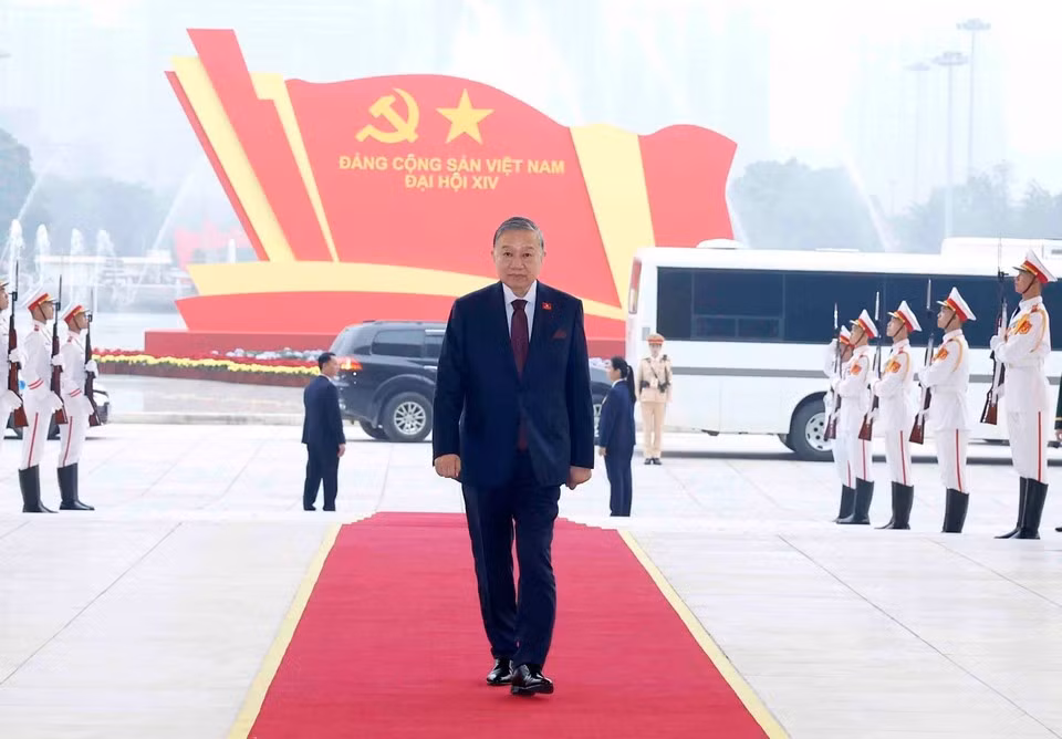 越共中央总书记苏林前往河内国家会议中心出席大会预备会议。