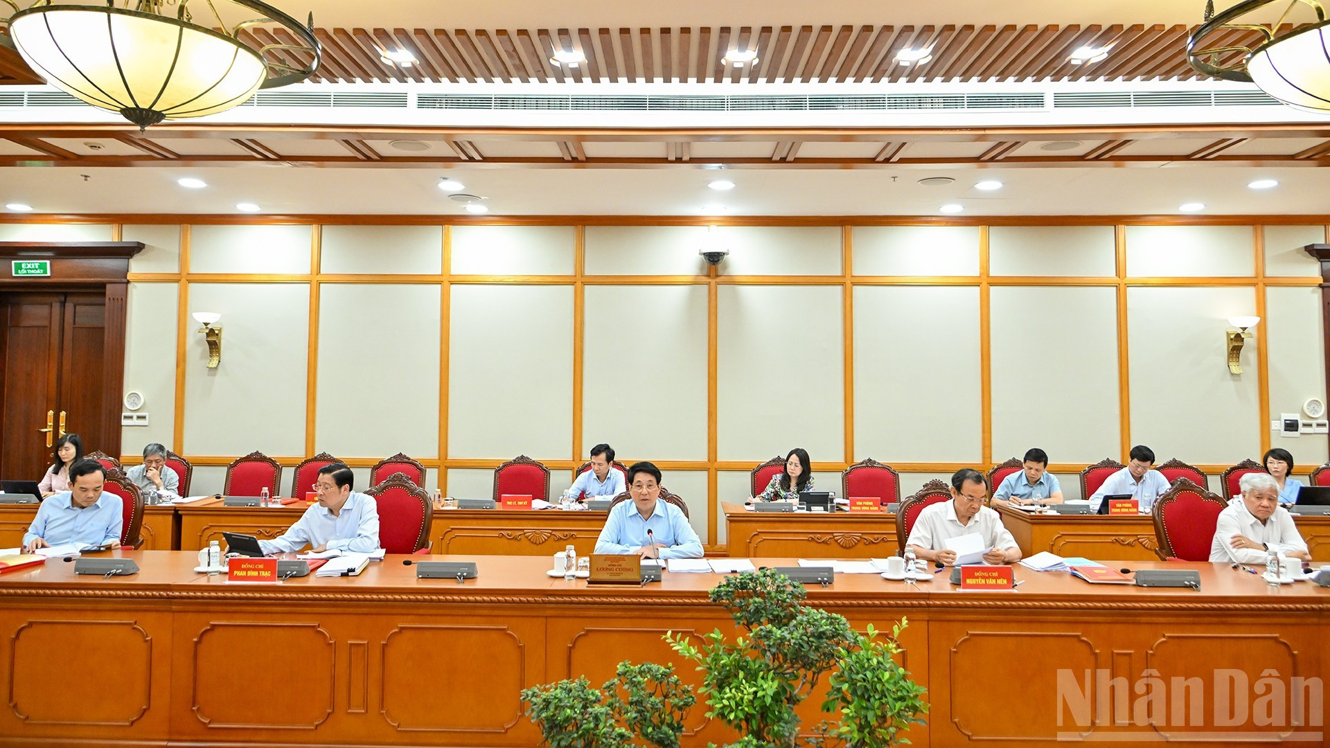 国家主席梁强与政治局委员、书记处成员和代表们与富寿省委常委举行工作会议。