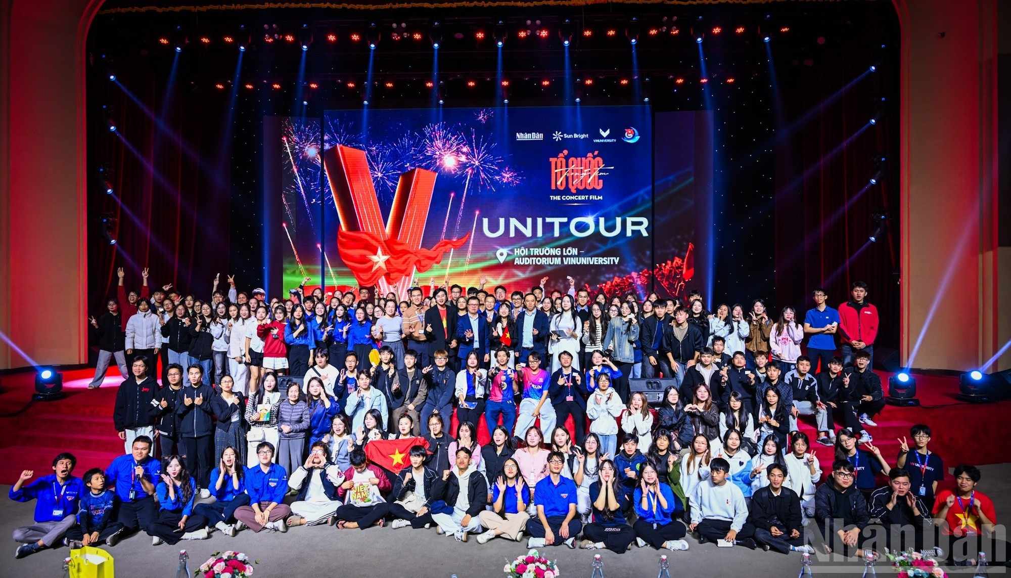 电影放映结束后，《人民报》社代表、VinUni大学教师和学生合影留念。