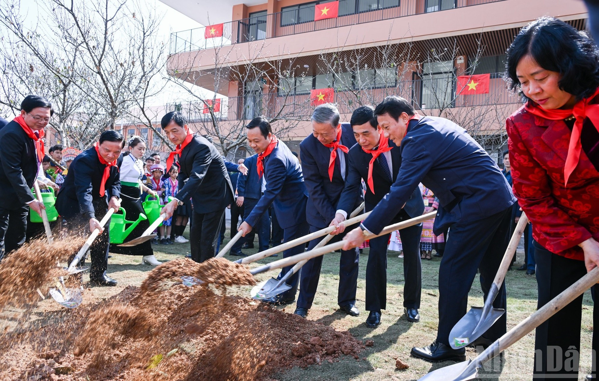 苏林总书记和党和国家领导人在学校院内植树留念。