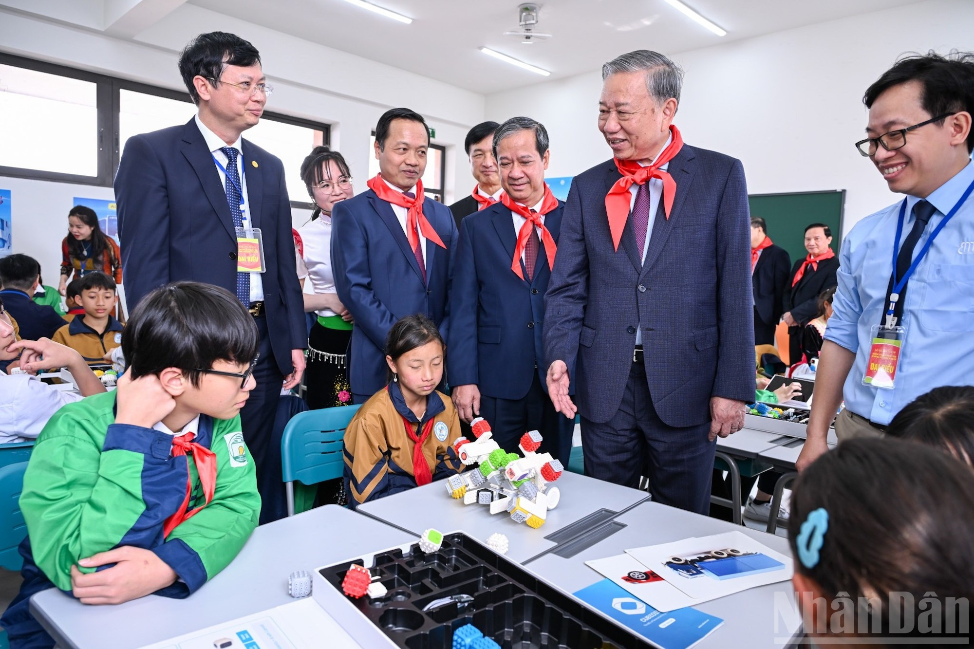 苏林总书记以及党和国家领导人在仪式后参观教室。