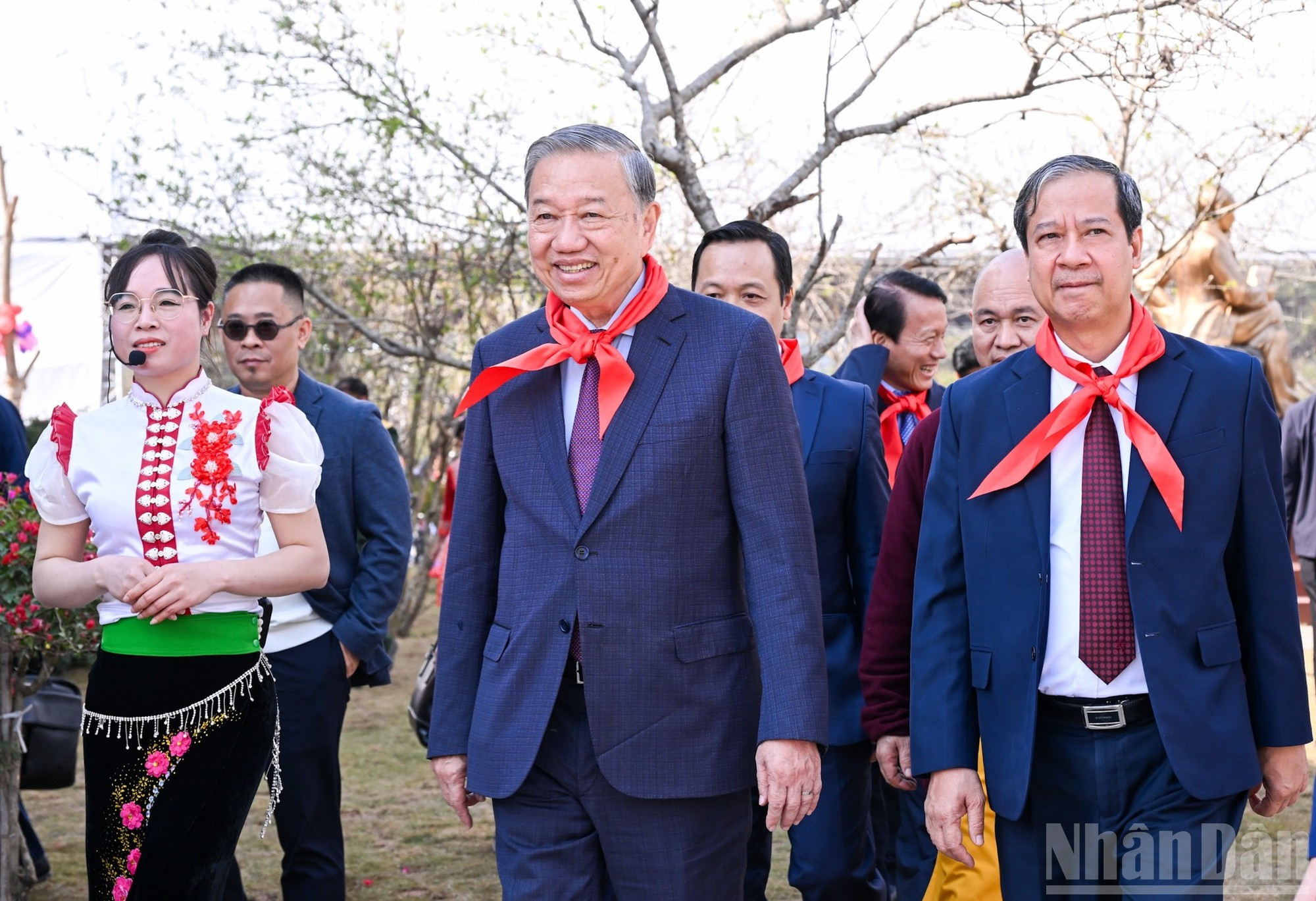 苏林总书记以及党和国家领导人参观校园。