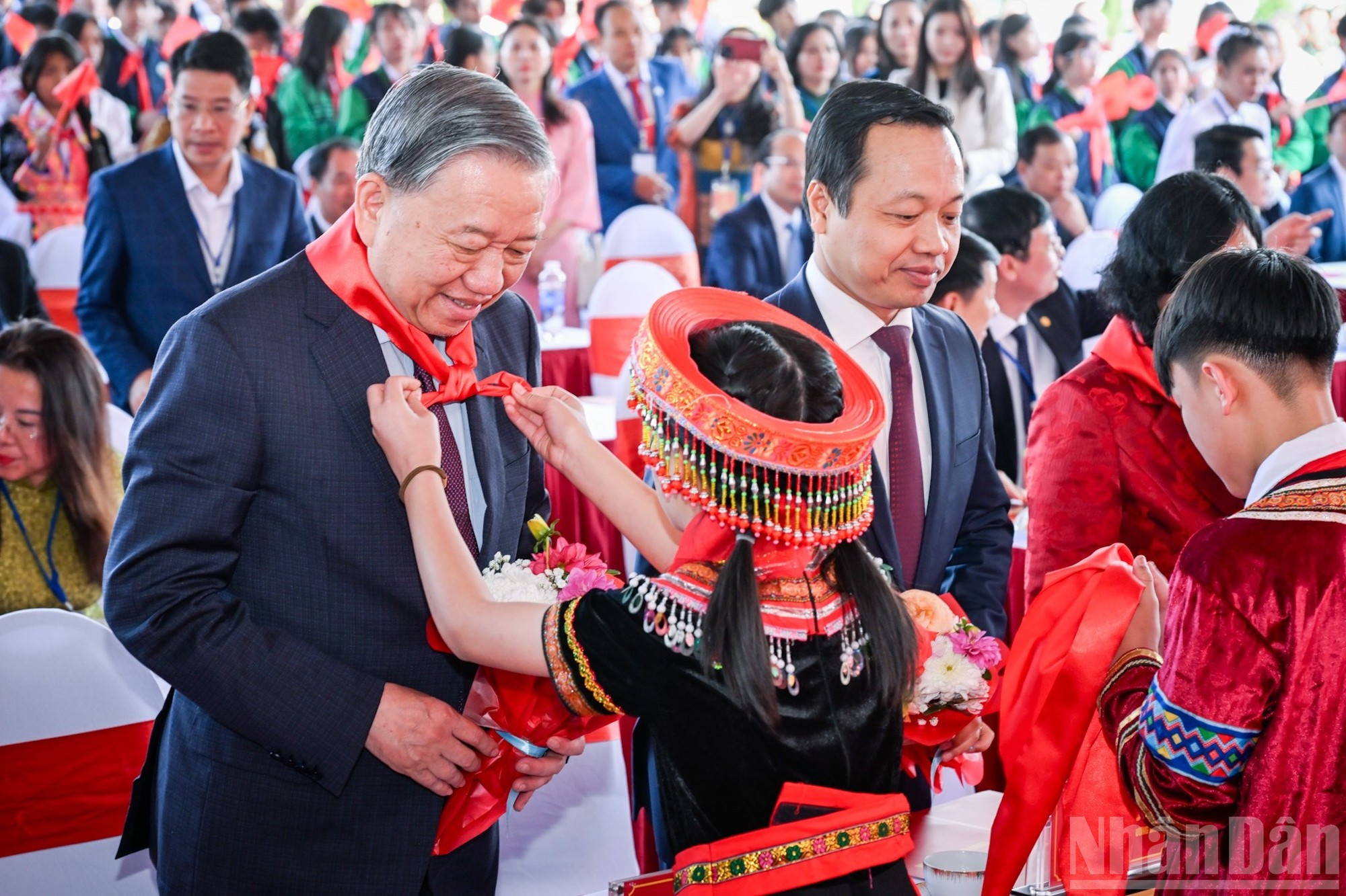 西巴品九年一贯制寄宿制学校学生为苏林总书记和党与国家领导人戴上红领巾。