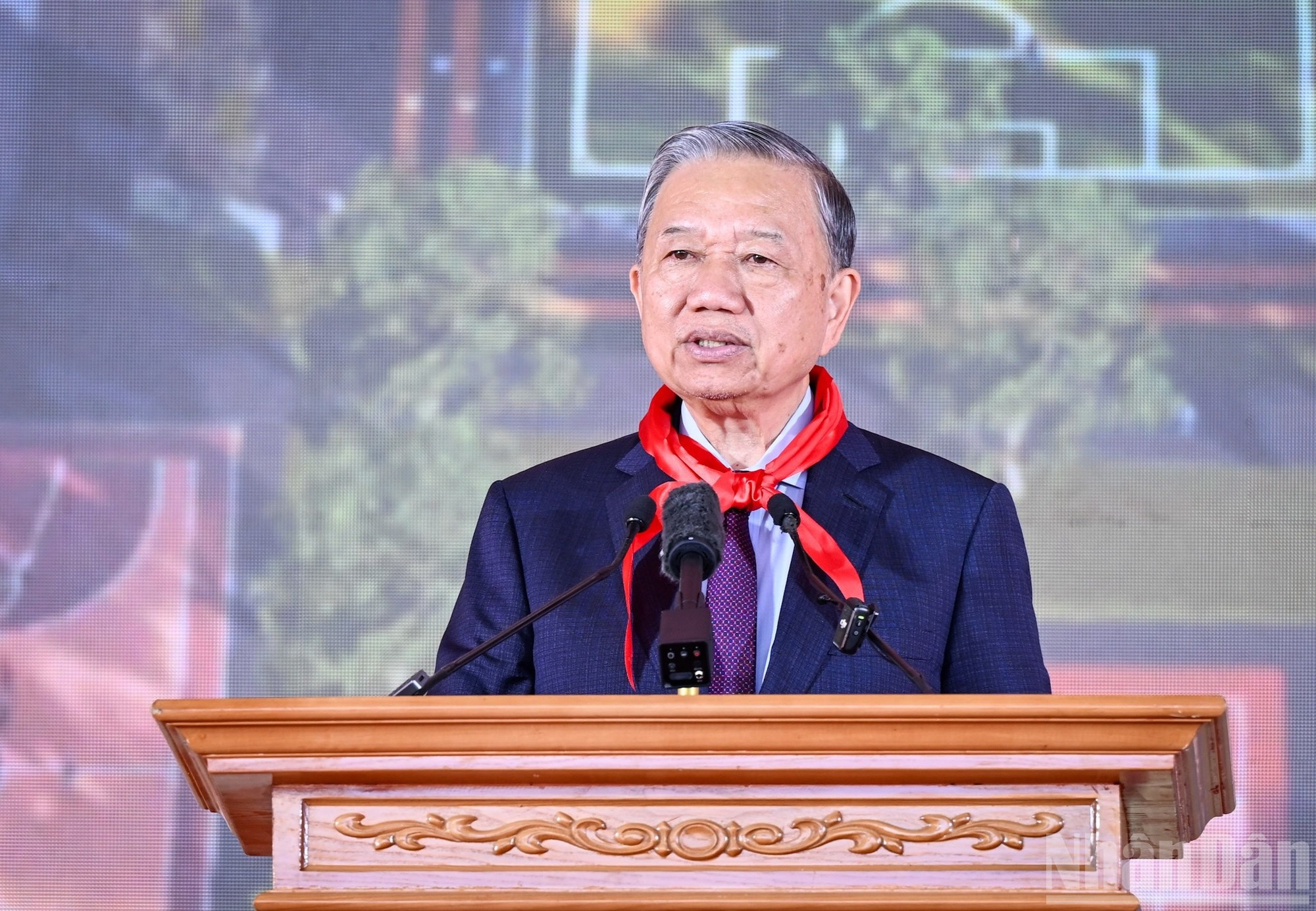 苏林总书记在仪式上发表讲话。