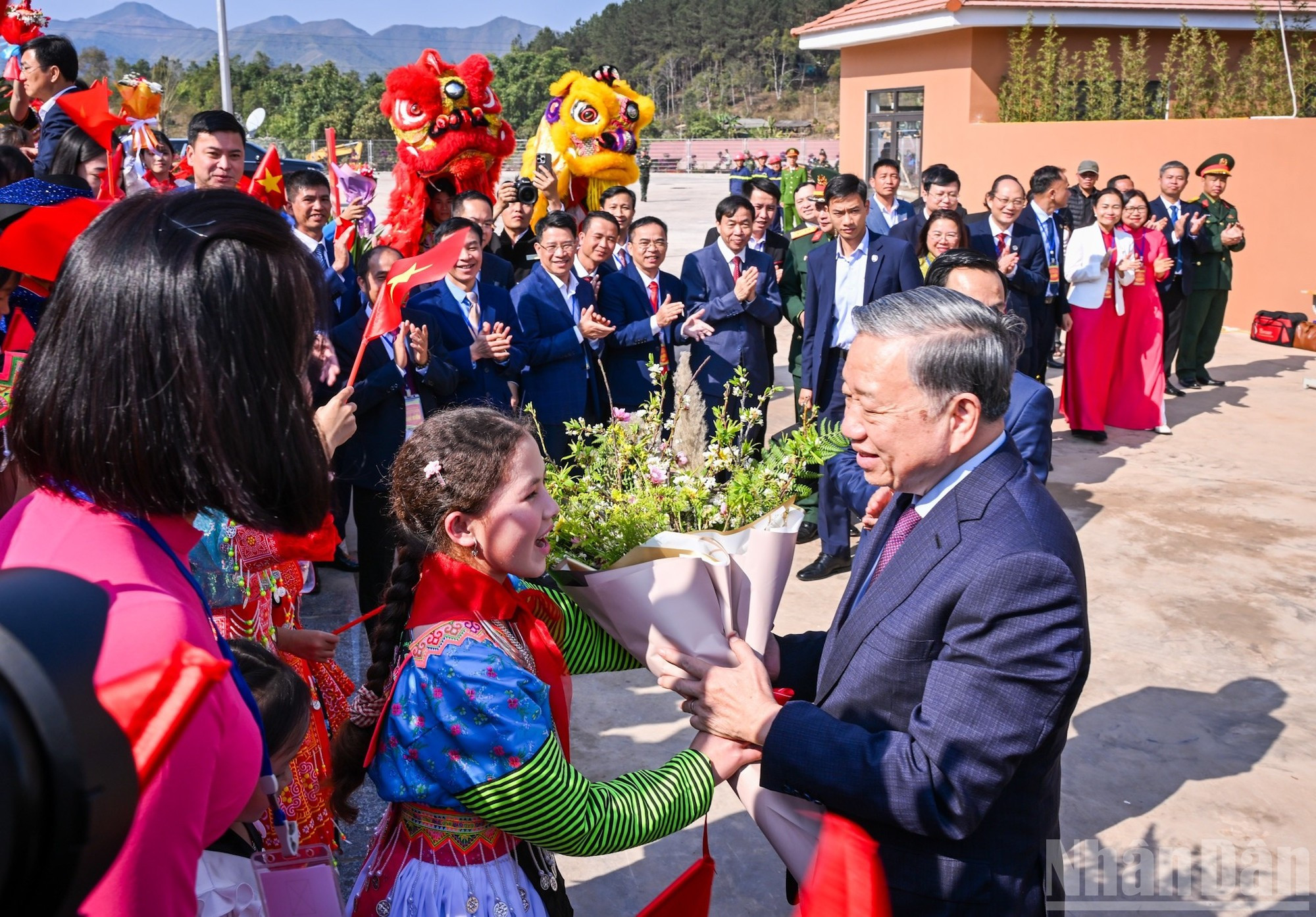 西巴品九年一贯制寄宿制学校学生送花祝贺苏林总书记。