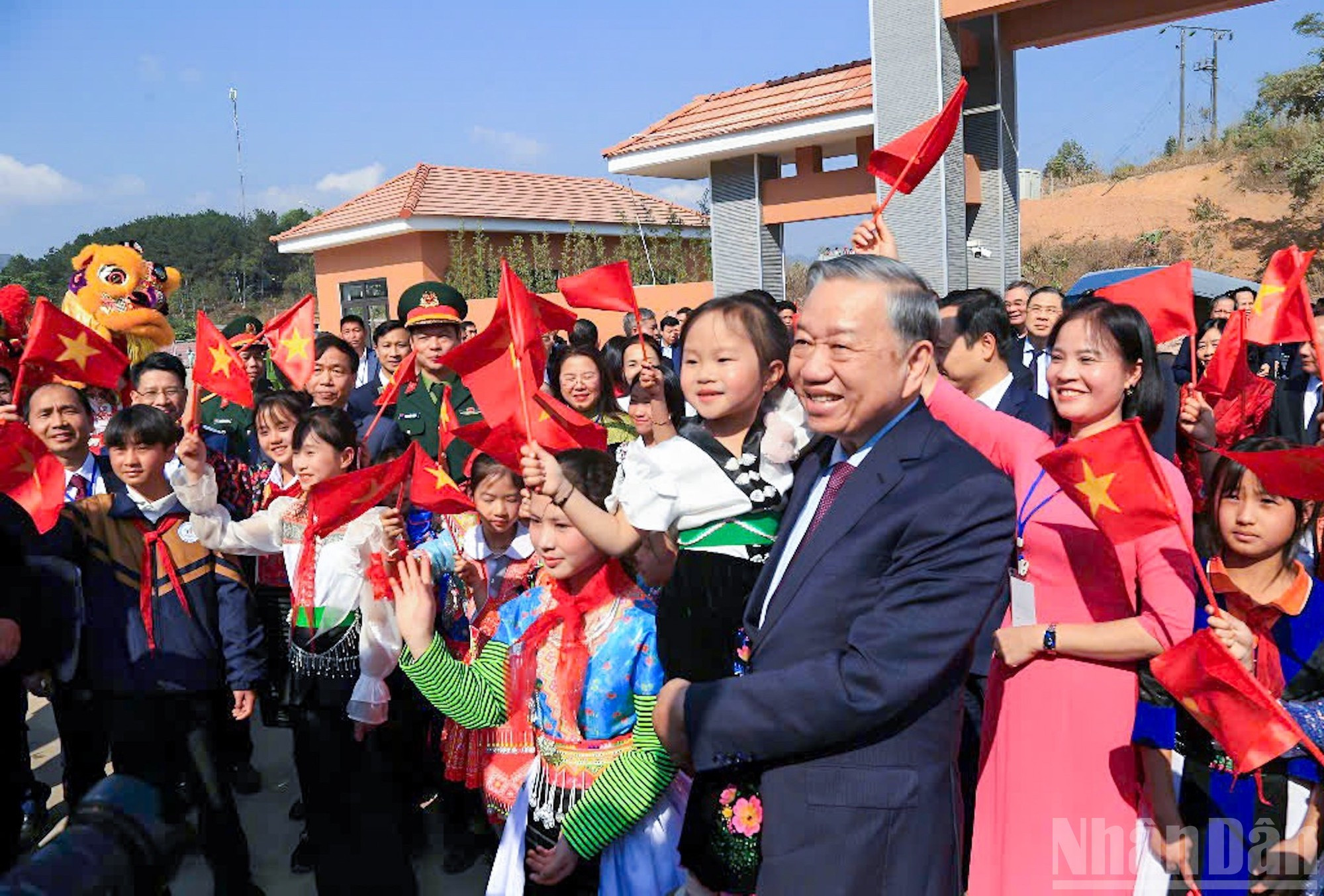 苏林总书记与当地人民和西巴品九年一贯制寄宿制学校师生。