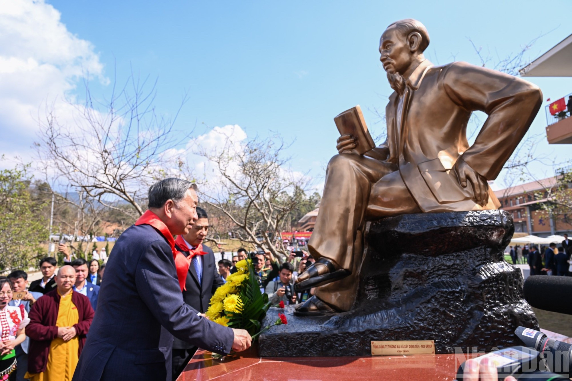 在苏林总书记以及党和国家领导人在学校院内的胡志明主席雕像前献花。