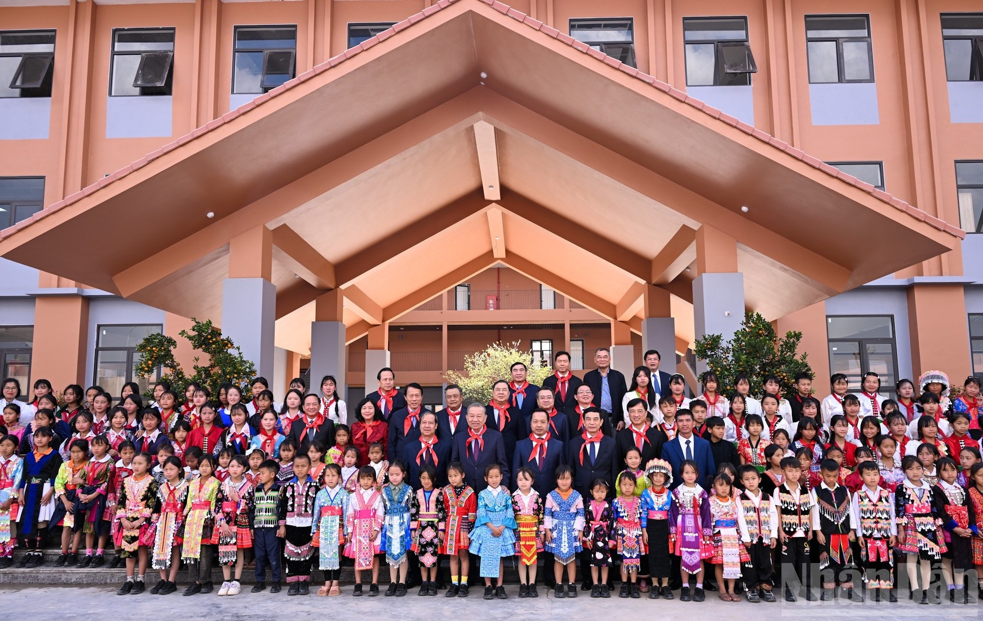 苏林总书记以及党和国家领导人同西巴品九年一贯制寄宿制学校教师和学生合影留念。