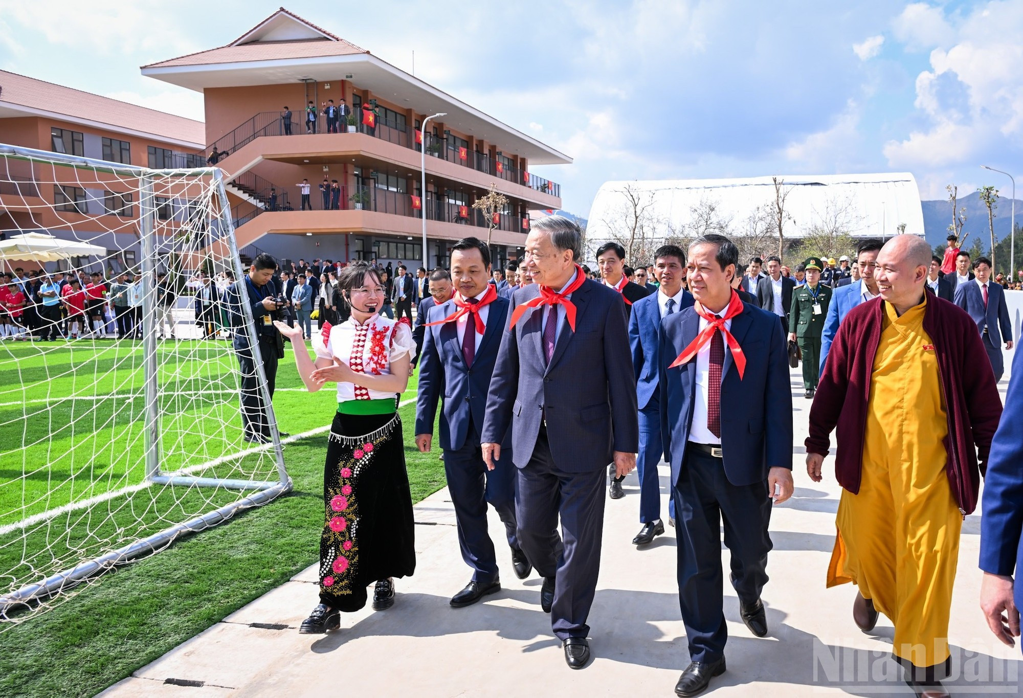 苏林总书记以及党和国家领导人参观校园。