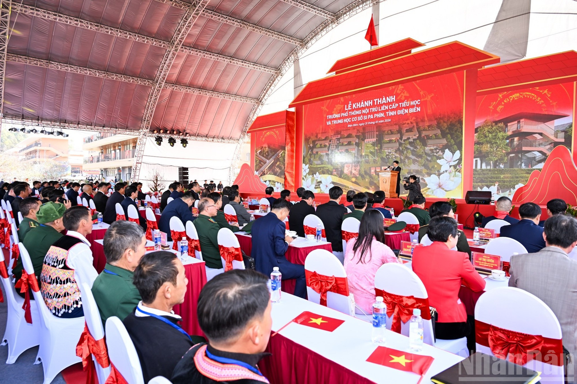 西巴品九年一贯制寄宿制学校揭牌仪式场景。