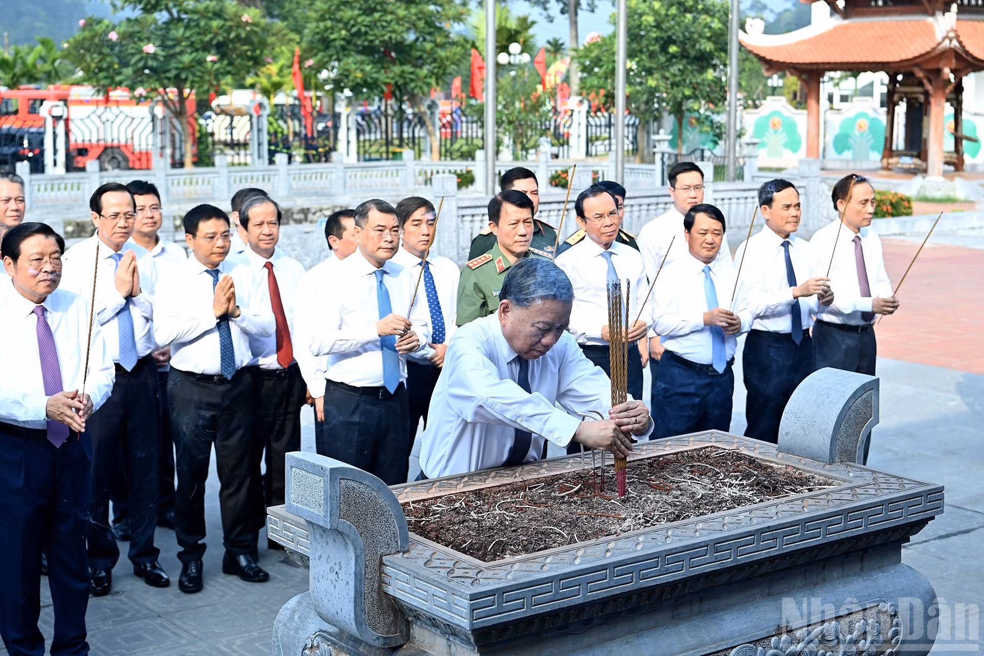 苏林总书记率中央工作代表团敬香缅怀胡志明主席和各位革命前辈。