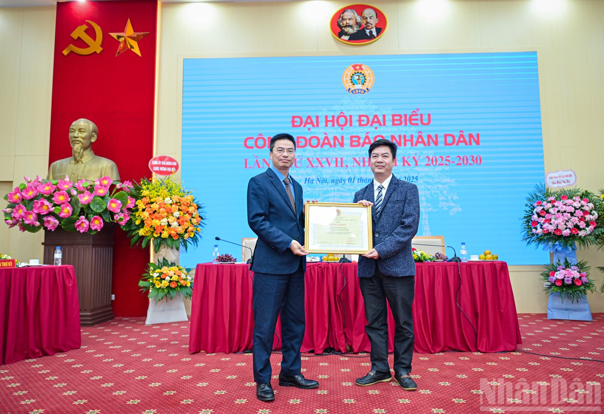 范光响同志向《人民报》社工会常务委员会委员、专题部副主任阮光兴颁发越南劳动总联合会委员会的奖状，以表彰其在工会活动中的出色表现。