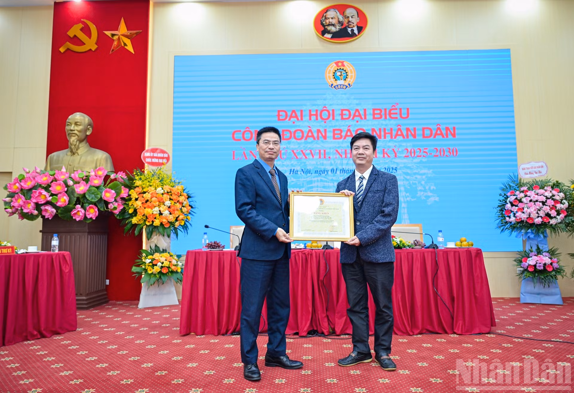 范光响同志向《人民报》社工会常务委员会委员、专题部副主任阮光兴颁发越南劳动总联合会委员会的奖状，以表彰其在工会活动中的出色表现。