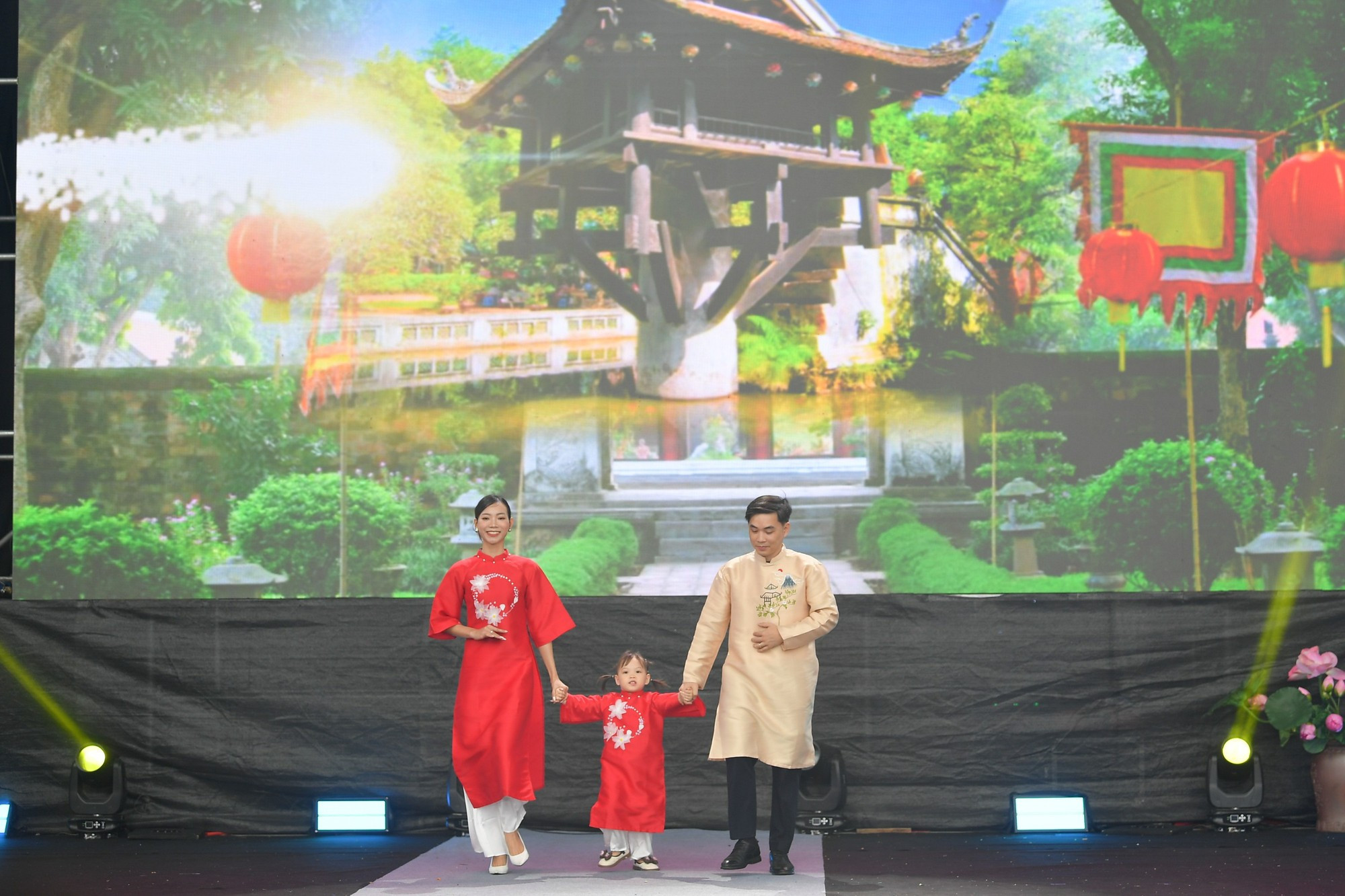 一个充满爱与温暖的空间，在《家庭彩色》奥黛系列中，奥黛不仅是美丽的象征，更是连接世代的纽带。