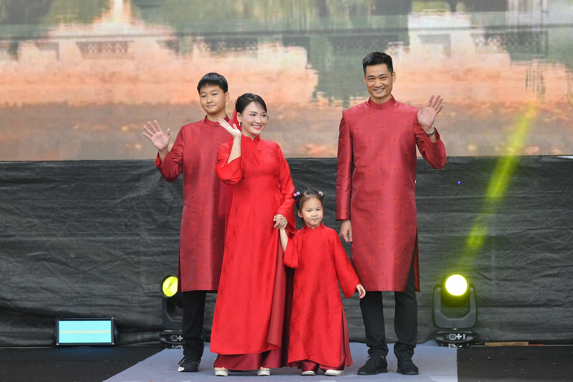 一家四口身着奥黛家族服饰一同走上舞台，展现了代代相传的家族之爱、团聚和传统之美。