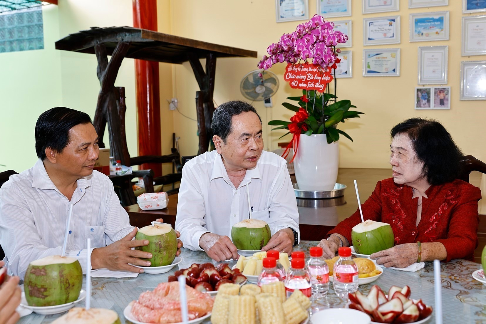 国会主席陈青敏看望慰问已故政府副总理张永仲家属。