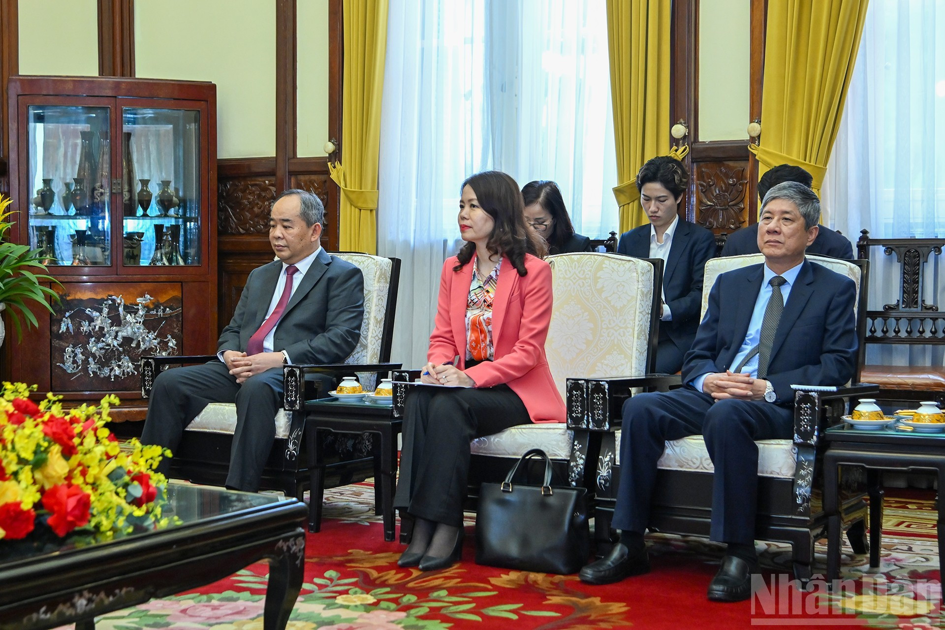 越南代表出席会见。