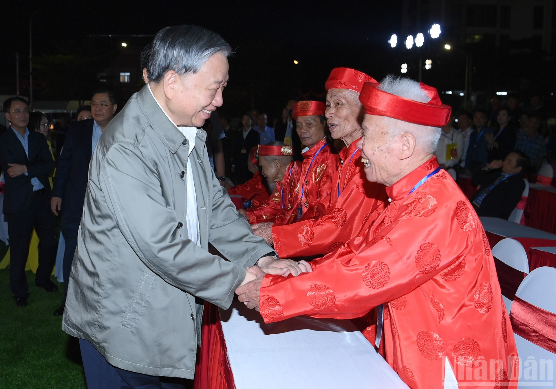 苏林总书记亲切慰问参加全国大团结节的老人们。