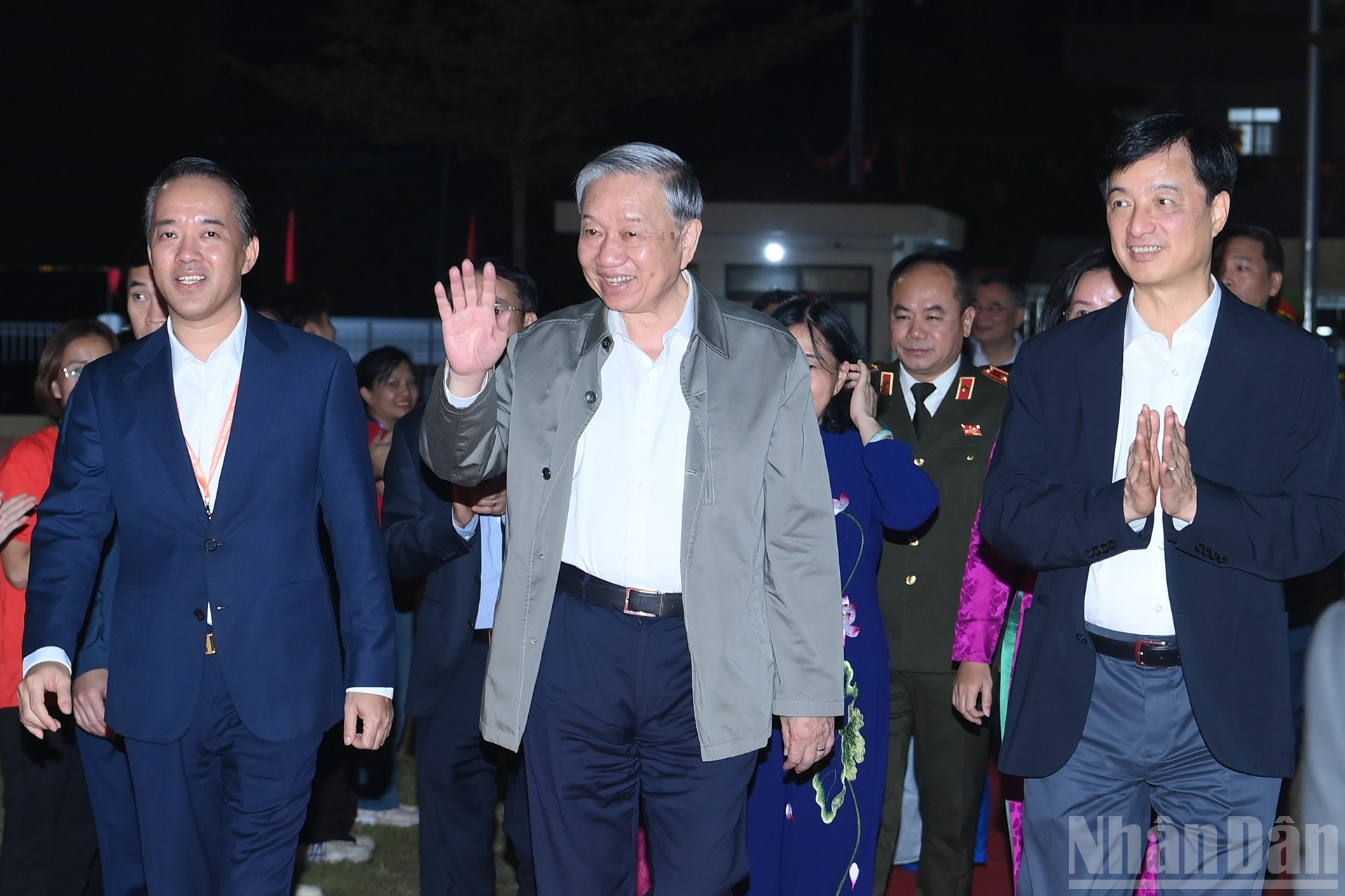 苏林总书记和代表团出席在河内市上吉坊举行的2025年全国大团结日活动。