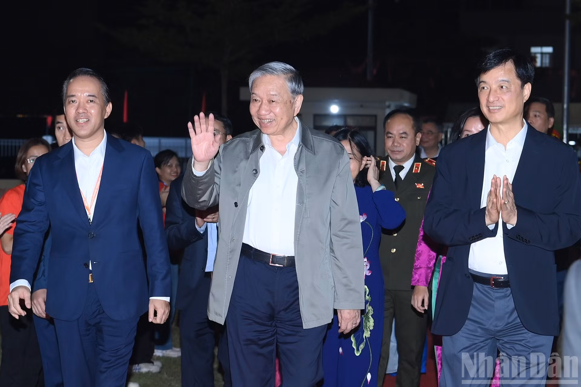 苏林总书记和代表团出席在河内市上吉坊举行的2025年全国大团结日活动。