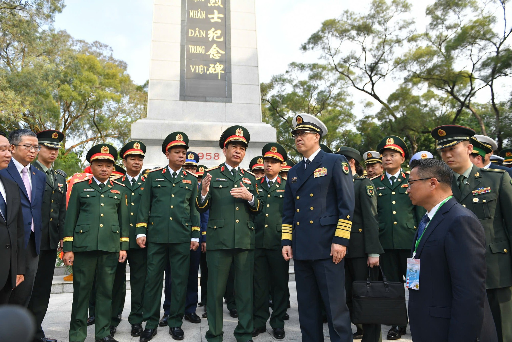 潘文江大将与董军上将以及两国各位代表在越中人民革命烈士纪念碑。