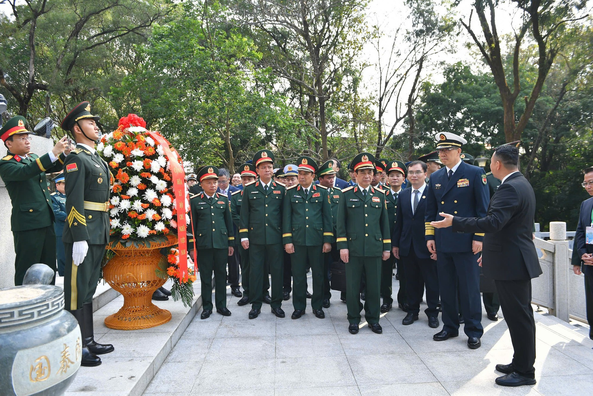 越共中央政治局委员、中央军委副书记、国防部长潘文江大将与中国国防部长董军上将率两国代表团一同前往位于中国东兴市的越中人民友谊公园。