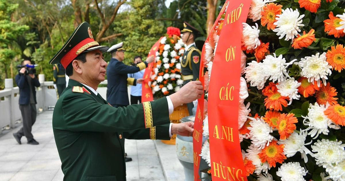 潘文江大将和董军上将在越中人民革命烈士纪念碑敬献花圈【组图】