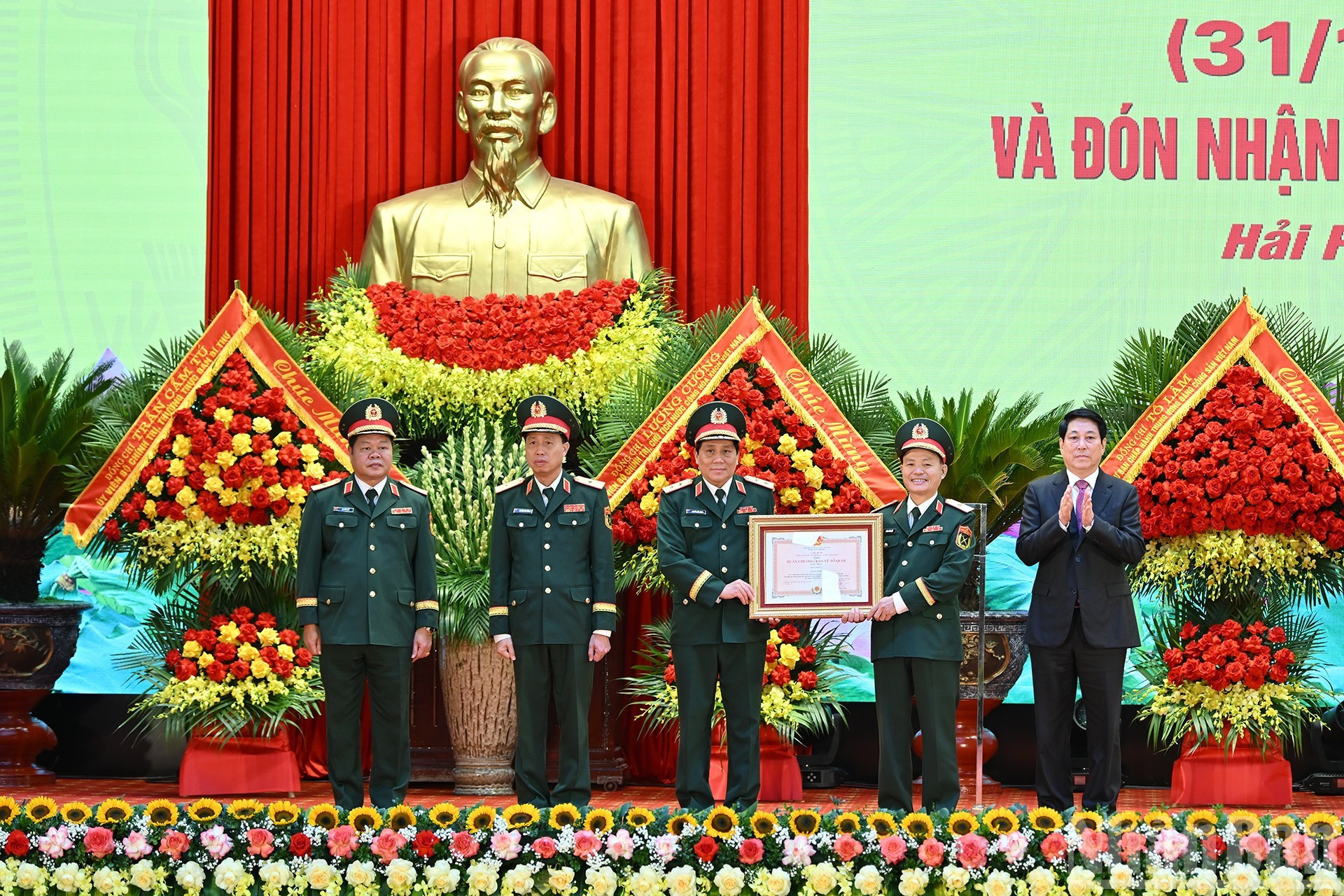 国家主席梁强向第三军区授予一级保卫祖国勋章。 国家主席梁强向第三军区授予一级保卫祖国勋章。