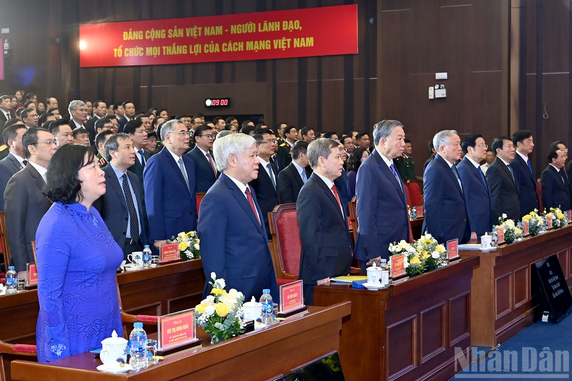 各位代表进行向国旗敬礼仪式。 各位代表进行向国旗敬礼仪式。