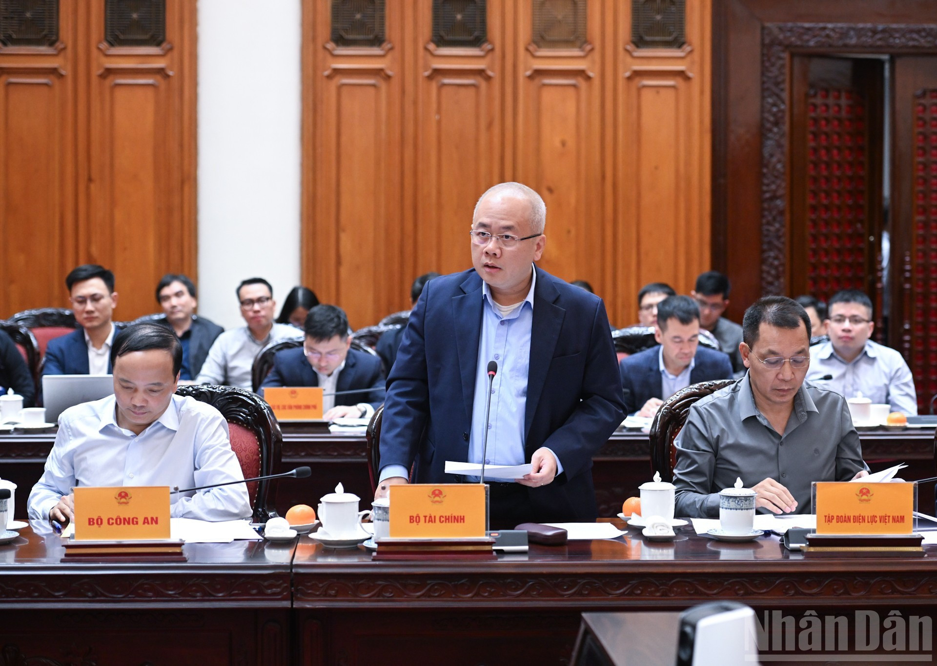 财政部副部长杜城中发表讲话。