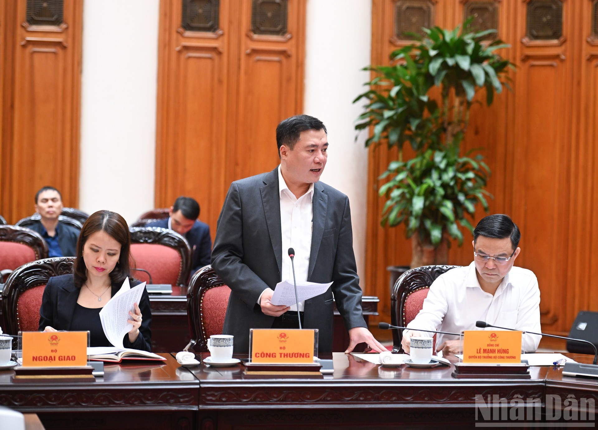 工贸部副部长阮胜日新发表讲话。