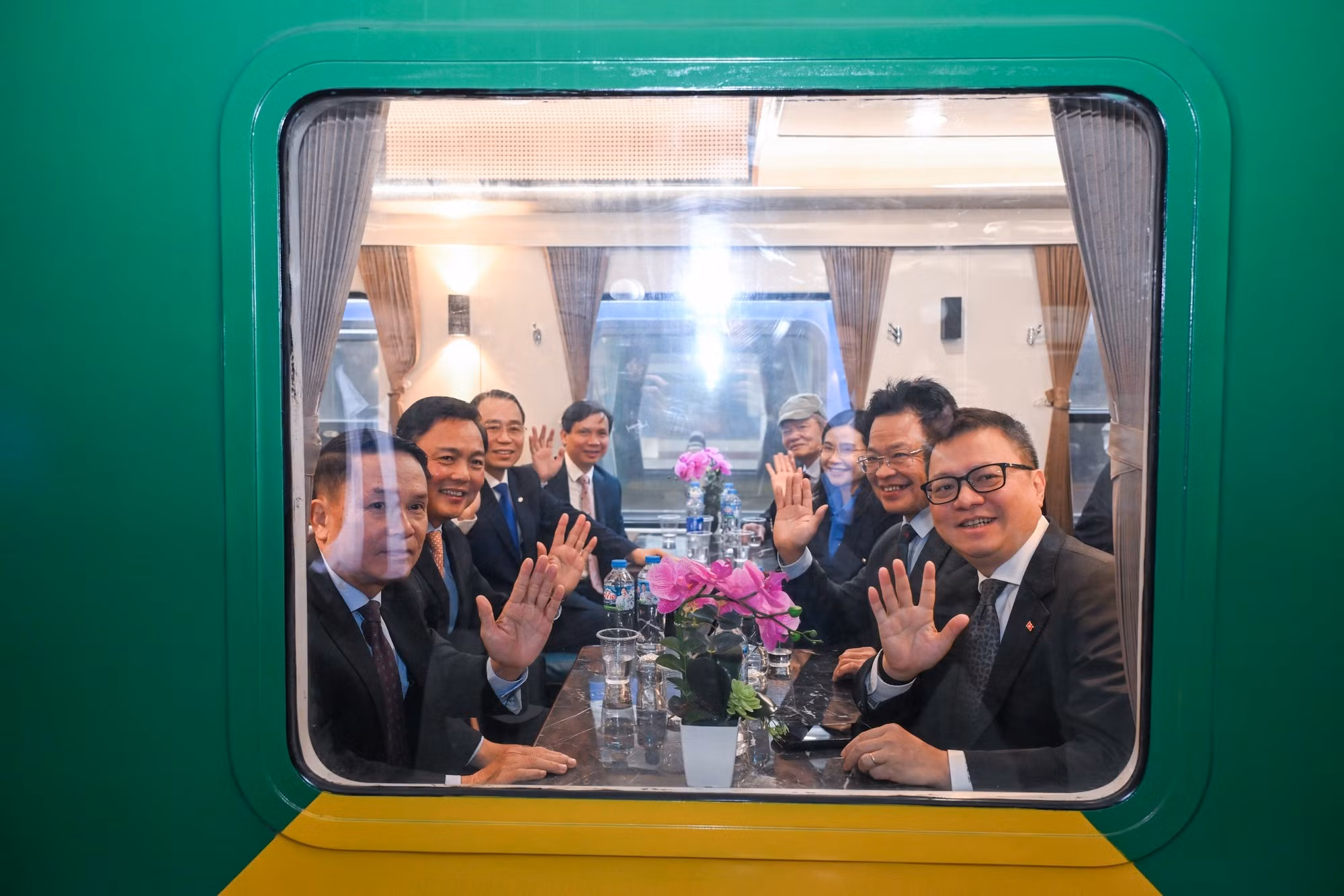 各位代表体验“幸福列车”。