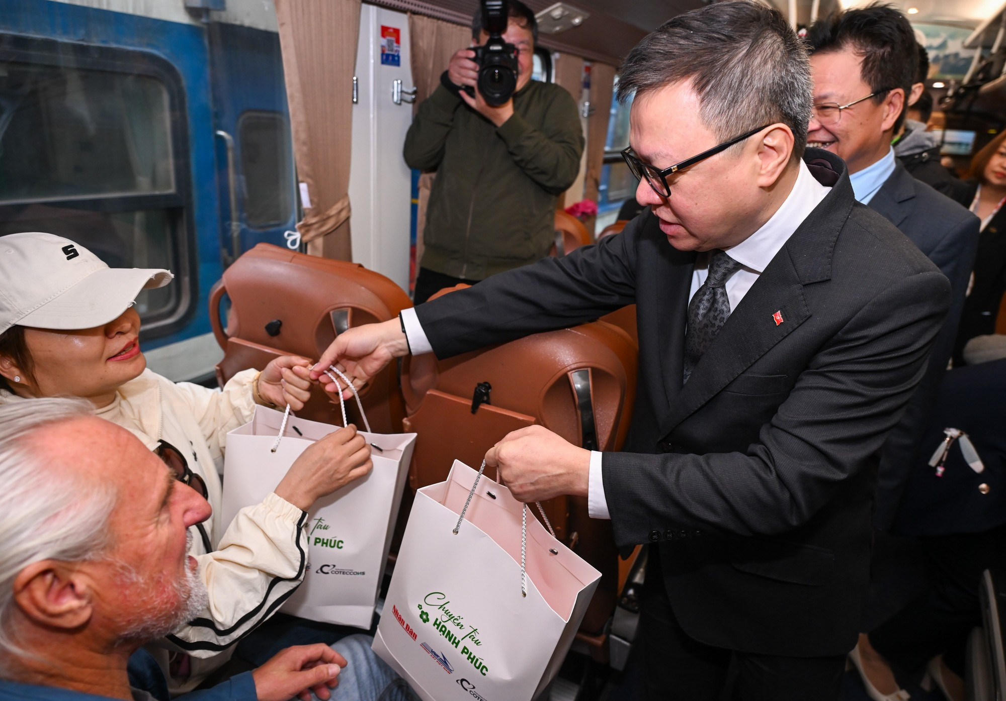 黎国明同志向特殊列车的乘客赠送礼品。