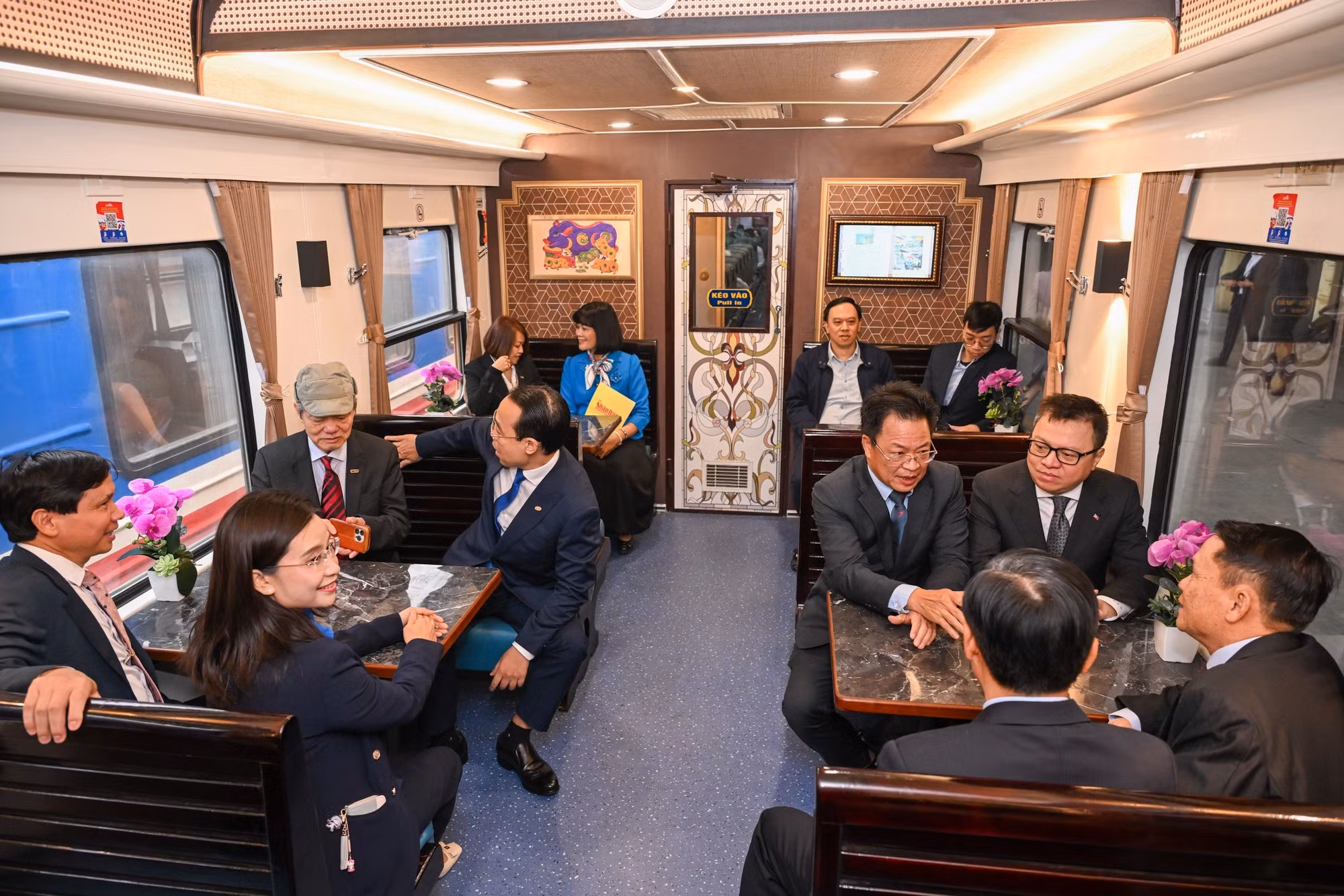 各位代表体验“幸福列车”。